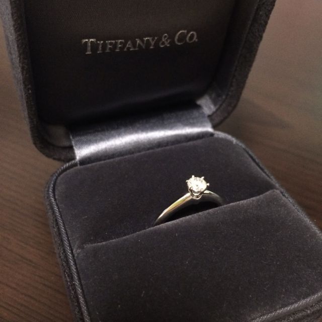 【ティファニー(Tiffany & Co.)の口コミ】 一粒ダイヤの指輪希望で何店舗か見ていたけど、形が1番好みだったので。
…