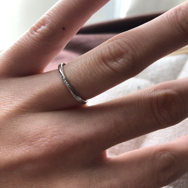 【アンジェリックフォセッテ(Angelique Fossette)の口コミ】 指輪のカーブが気に入りました。真ん中にダイヤが散りばめられているのも…