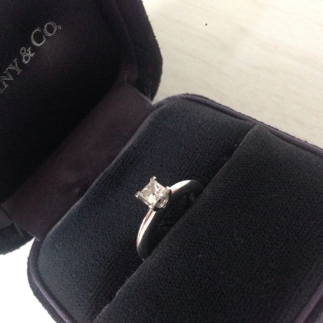 【ティファニー(Tiffany & Co.)の口コミ】 あまり見かけたことのない四角いカットが、丸いデザインに比べてめずらし…