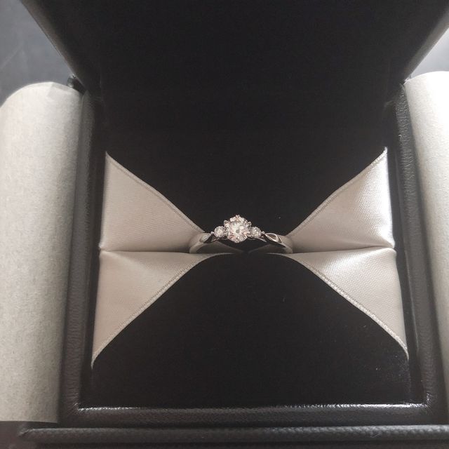 【エクセルコダイヤモンド(EXELCO DIAMOND)の口コミ】 ダイヤモンドを彼が事前に店舗で購入し、プロポーズしてくれました。ダイ…