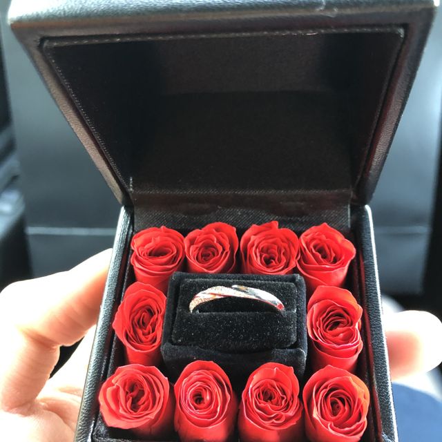 【エクセルコダイヤモンド(EXELCO DIAMOND)の口コミ】 ダイヤモンドが3重に埋め込まれていて、他店には無いデザインでした。
派…