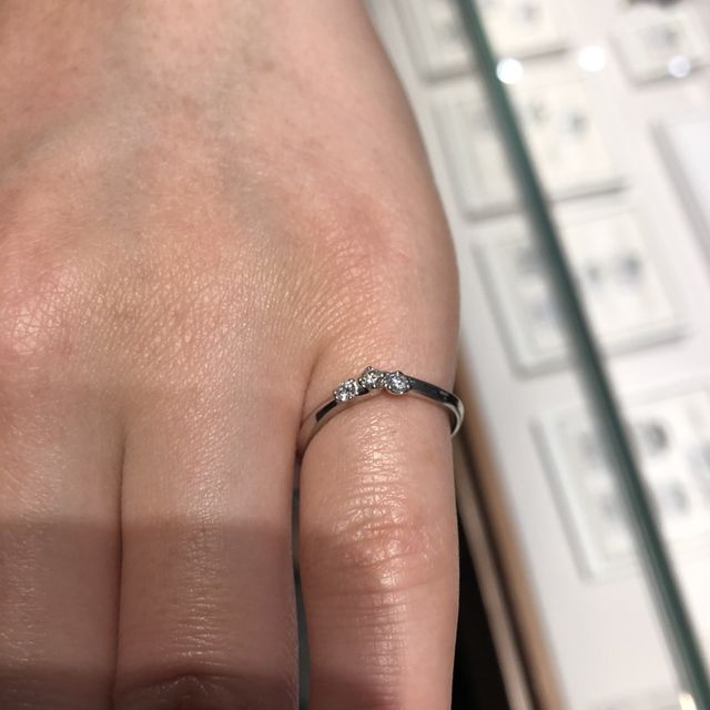 【銀座ダイヤモンドシライシの口コミ】 ダイヤモンドを主張したかったので、この指輪を選びました。上品に輝くダ…