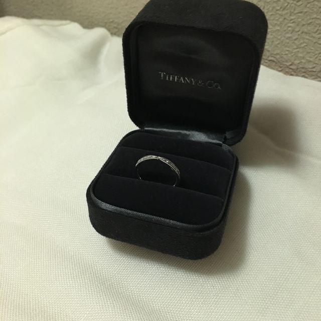【ティファニー(Tiffany & Co.)の口コミ】 結婚指輪と一緒につけたいと思ったので、同じブランドで統一しました。
同…