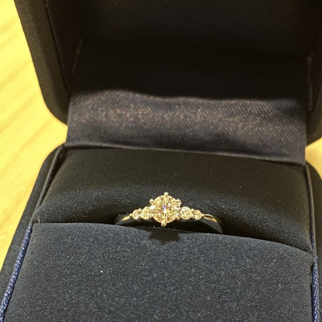 【4℃ BRIDAL(ヨンドシーブライダル)の口コミ】 婚約指輪は、0.25ct〜0.3ctのものをいろいろと試着させていただきましたが…
