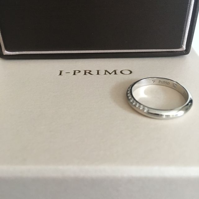 【アイプリモ(I-PRIMO)の口コミ】 ダイヤが指輪の半分のみに使用されていて、
ダイヤ部分を上向きにするとと…