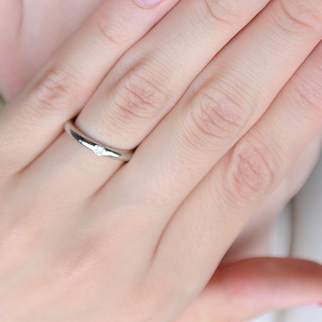 【ギンザタナカブライダル(GINZA TANAKA BRIDAL)の口コミ】 始めは5個ほどダイヤがついている物と悩みましたが、
毎日つける物という…