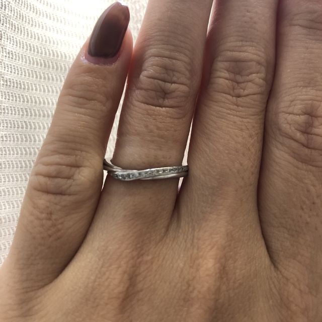 【銀座ダイヤモンドシライシの口コミ】 少しカーブしていて指が細く見えます。
太さも細めのものを選びましたが、…