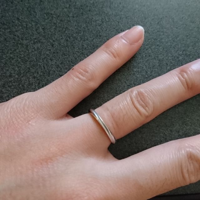 【銀座ダイヤモンドシライシの口コミ】 まず指の太さに合う指輪を探しました。加工の違いで太さの見え方が異なる…
