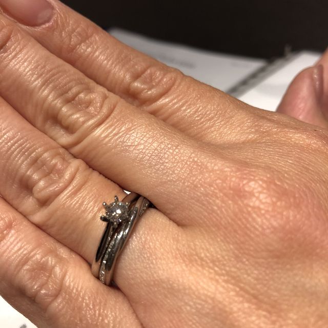 【銀座ダイヤモンドシライシの口コミ】 ダイヤモンドの種類が多いのが決めてでした。
価格・デザイン共に満足して…