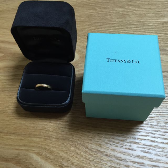 【ティファニー(Tiffany & Co.)の口コミ】 最初はプラチナを検討していましたが、色黒なのでプラチナがピンと来ず、…