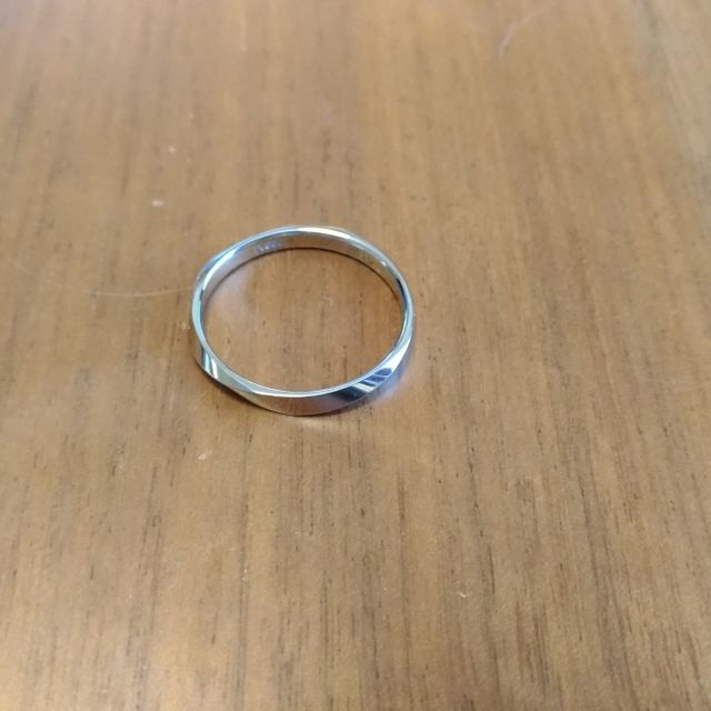 【ギンザタナカブライダル(GINZA TANAKA BRIDAL)の口コミ】 購入しやすいお手頃価格になります。
自分は指が大きいので多少大きい指輪…