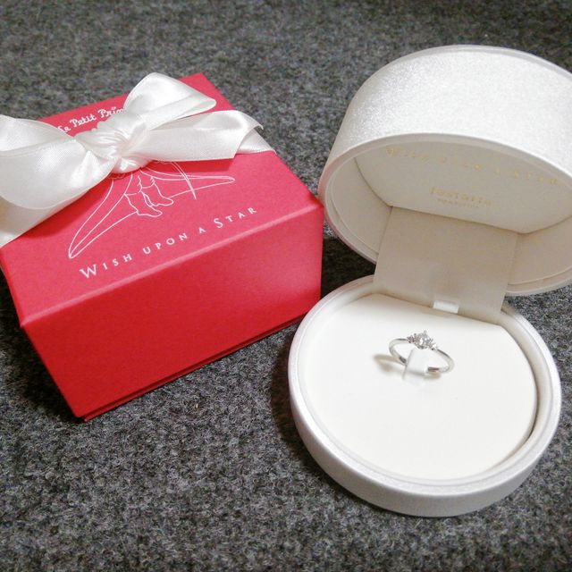 【festaria bijou SOPHIA(フェスタリア ビジュソフィア)の口コミ】 プロポーズにて主人にいただきました。
いくつかお店を巡りどの婚約指輪に…