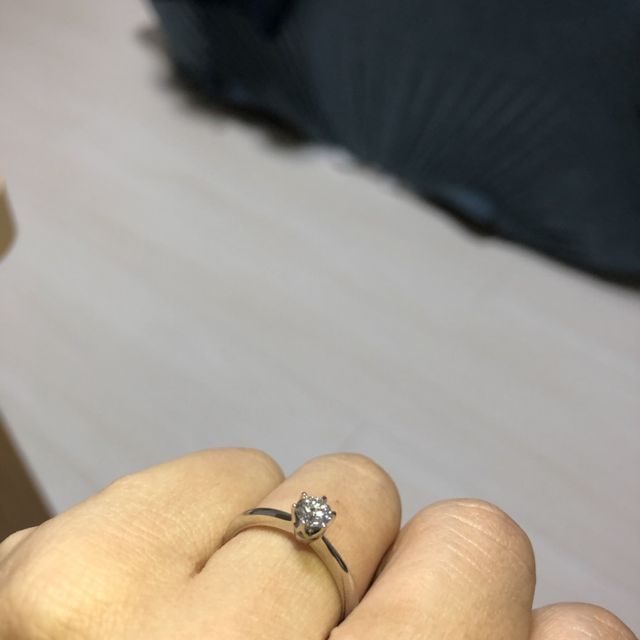 【アイプリモ(I-PRIMO)の口コミ】 ダイヤが程よく強調されるリングの細さとデザインで、価格帯も予算内に上…