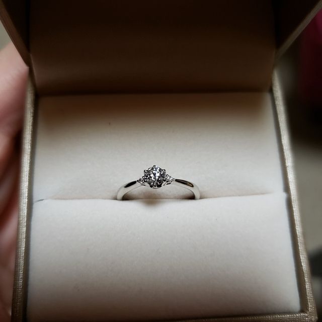 【LOVEST(ラヴェスト)の口コミ】 彼が記念日にプロポーズとともにプレゼントしてくれました。真ん中のダイ…