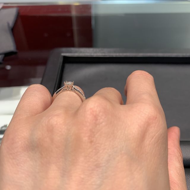 【ラザール ダイヤモンド(LAZARE DIAMOND)の口コミ】 最初はシンプルなダイヤが一石のみの婚約指輪を検討していましたが、店舗…