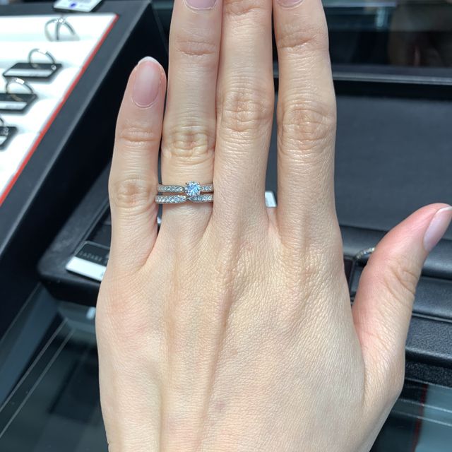 【ラザール ダイヤモンド(LAZARE DIAMOND)の口コミ】 婚約指輪がウィルだったのでセットリングのウィズを着用したらピッタリと…