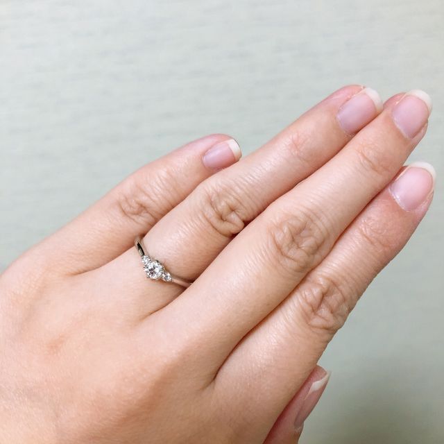 【銀座ダイヤモンドシライシの口コミ】 指輪のデザインはメインの石に対して両側にもダイヤモンドが付いており豪…