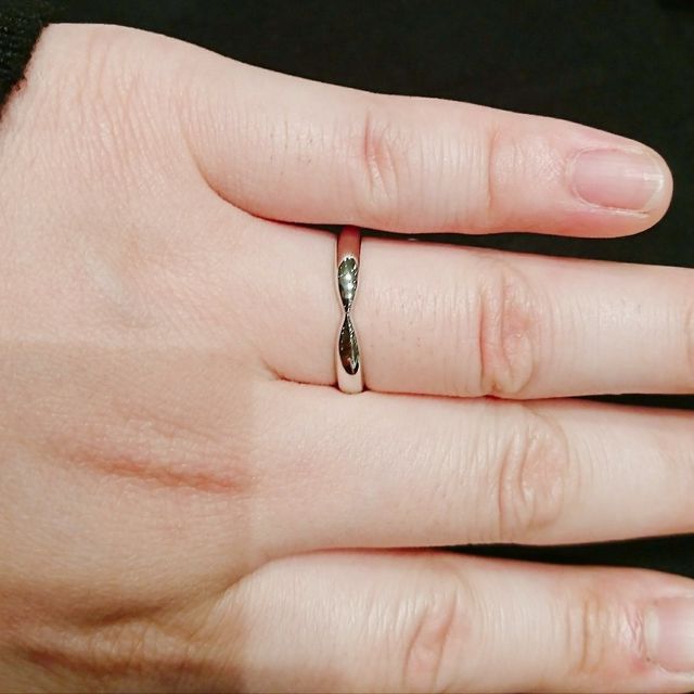 【ティファニー(Tiffany & Co.)の口コミ】 中心が細くなったデザインですが、周りの幅はしっかりあるため、指の太い…
