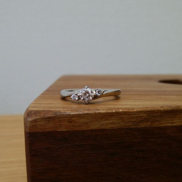【canal4℃(カナルヨンドシー)の口コミ】 指輪のデザインは中央のダイヤモンドの両サイドに小さいダイヤモンドがつ…