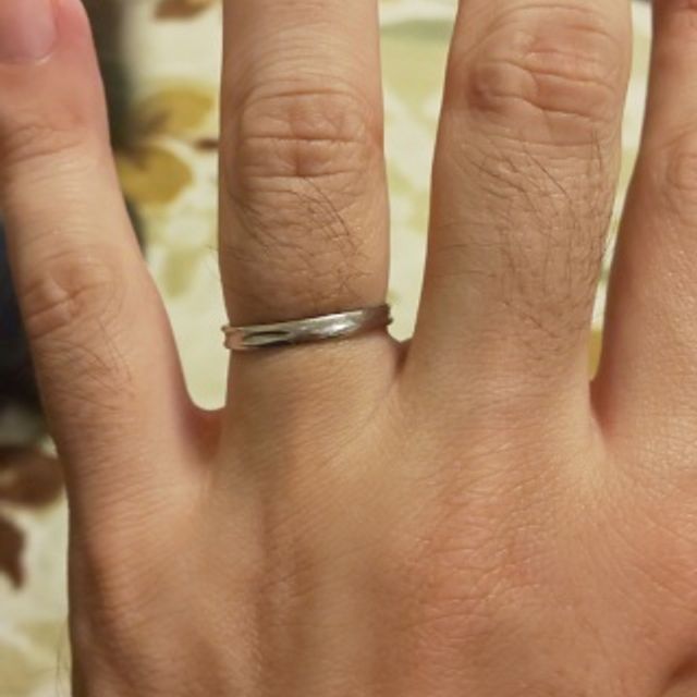 【ジュエリーソネットの口コミ】 シンプルでありながらもラインやひねりの加えられた飽きのこないデザイン…