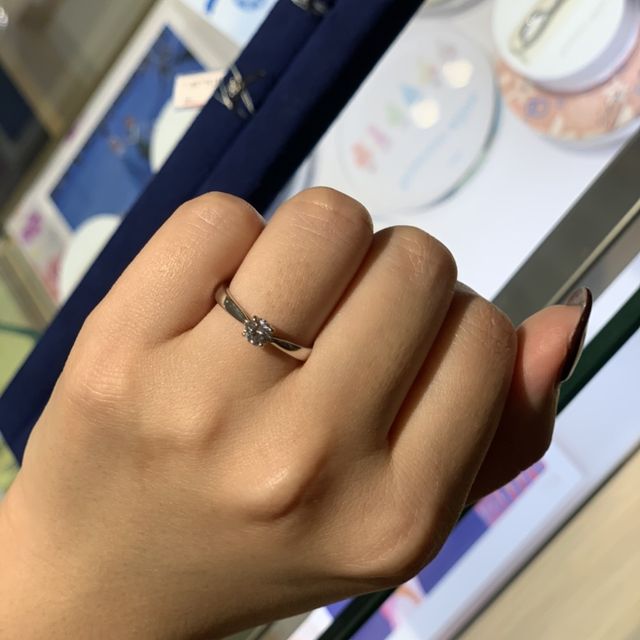 【PORTADA(ポルターダ)の口コミ】 4本爪のソリティア、ストレートタイプの定番です。
時代に左右されず、長…