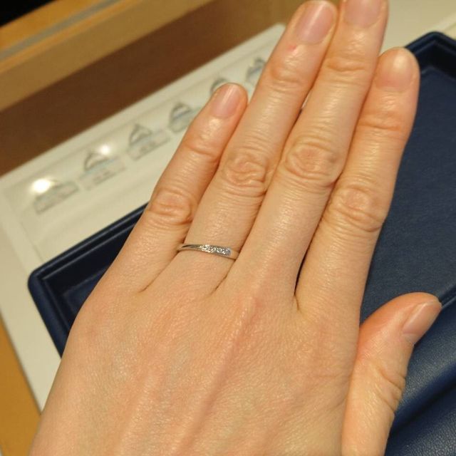 【銀座ダイヤモンドシライシの口コミ】 仕事柄、あまり大ぶりなものは日常的につけられないので、シンプルなデザ…