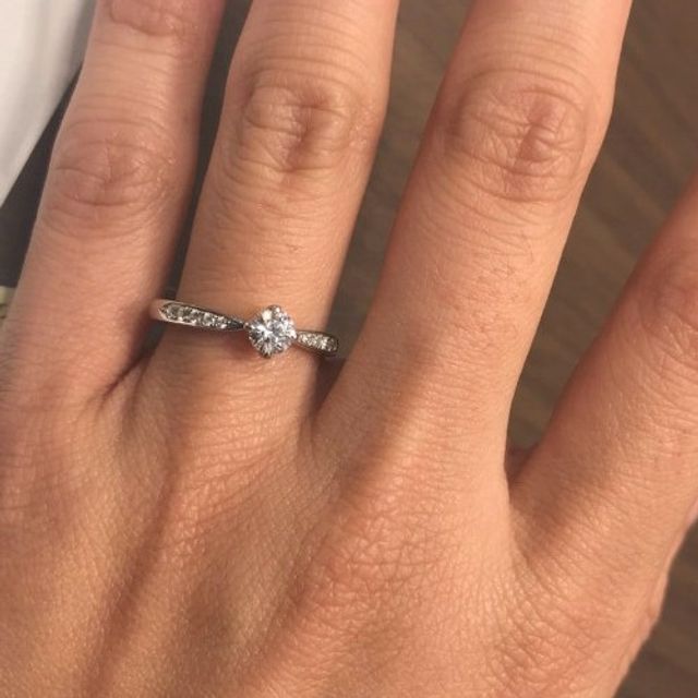 【ANTWERP BRILLIANT(アントワープブリリアント)の口コミ】 センターのダイヤモンドとサイドのメレダイヤの配置が絶妙で薬指の上でダ…