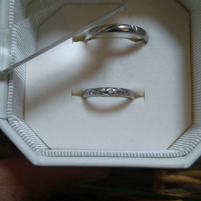 【4℃ BRIDAL(ヨンドシーブライダル)の口コミ】 シンプル且つ２人で対になるようなデザインを探していて、店舗にお邪魔し…