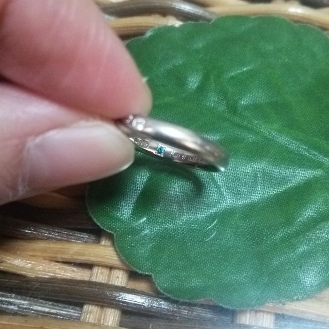 【4℃ BRIDAL(ヨンドシーブライダル)の口コミ】 シンプル且つ２人で対になるようなデザインを探していて、店舗にお邪魔し…