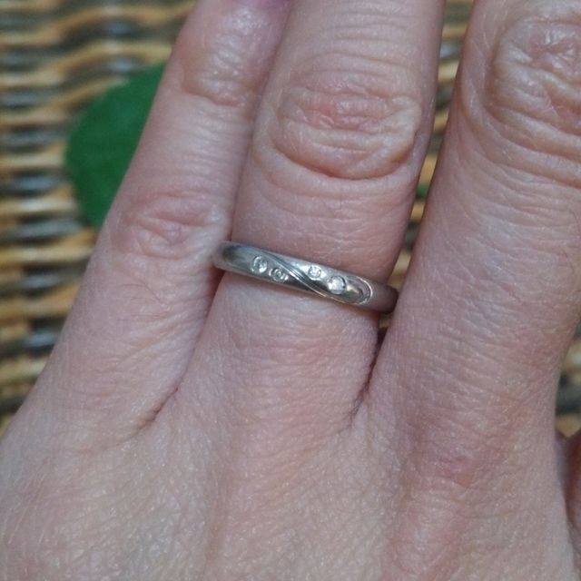 【4℃ BRIDAL(ヨンドシーブライダル)の口コミ】 シンプル且つ２人で対になるようなデザインを探していて、店舗にお邪魔し…