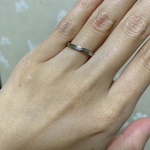 【アイプリモ(I-PRIMO)の口コミ】 指輪のデザインに惹かれて決めました。
在り来りなストレートではなく、ウ…