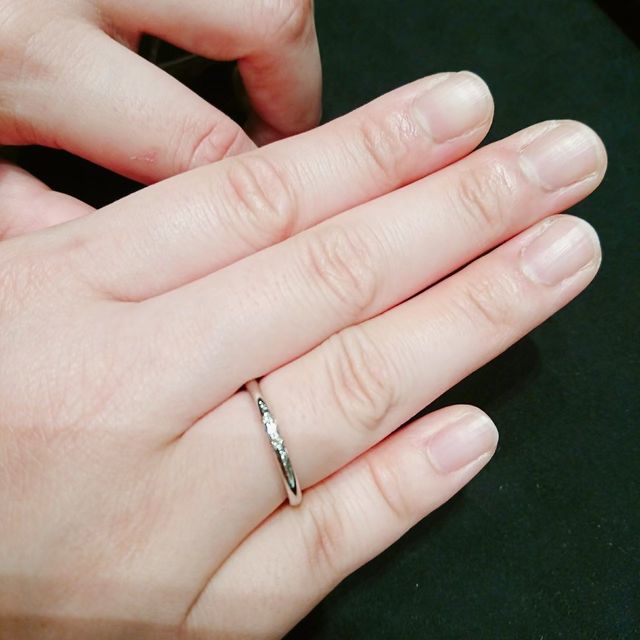 【ティファニー(Tiffany & Co.)の口コミ】 中心にダイヤモンドが3石並んでついている細身のリングです。
今どきの細…