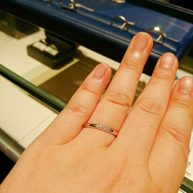 【銀座ダイヤモンドシライシの口コミ】 中央に5石の石が並んだ結婚指輪指輪です。5石のダイヤのサイズも中央から…