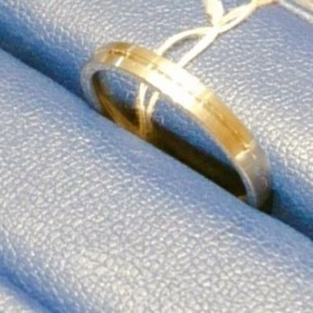 【銀座ダイヤモンドシライシの口コミ】 指輪の上下部分がマット加工された結婚指輪です。
マット加工されていない…