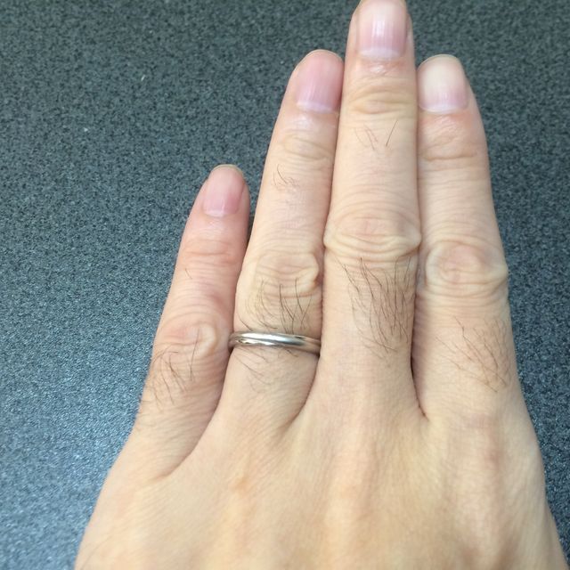 【DEAREST(ディアレスト)の口コミ】 指が細いので、細めのデザインを探していました。ストレートよりもS字カー…