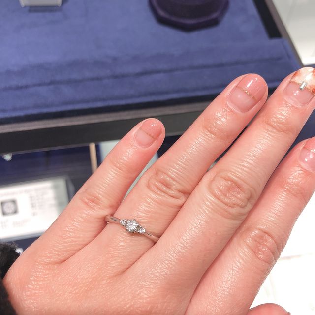 【4℃ BRIDAL(ヨンドシーブライダル)の口コミ】 中央にダイヤが一粒、両端にメレが付いているタイプの婚約指輪です。
ダイ…