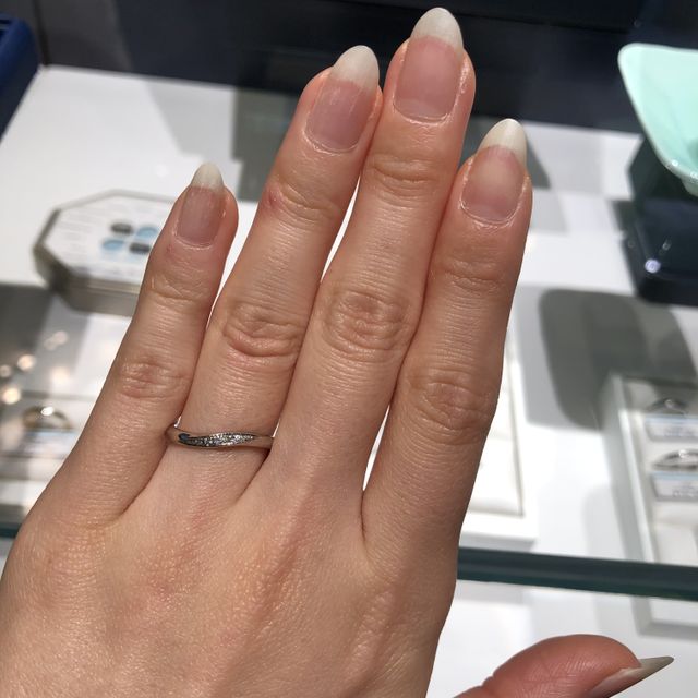 【銀座ダイヤモンドシライシの口コミ】 センターに見えるダイヤがとてもかわいい指輪です。
指に付けると斜めにな…