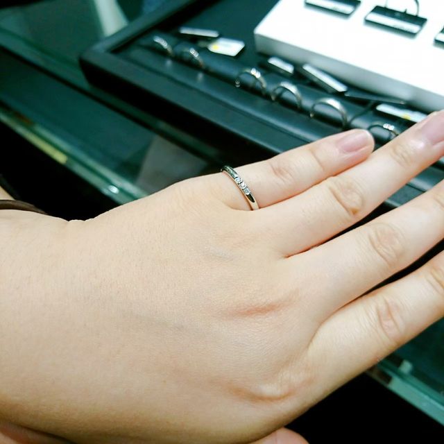 【ラザール ダイヤモンド(LAZARE DIAMOND)の口コミ】 中央に同じ大きさのダイヤモンドが3石並んだ結婚指輪です。
派手すぎず地…