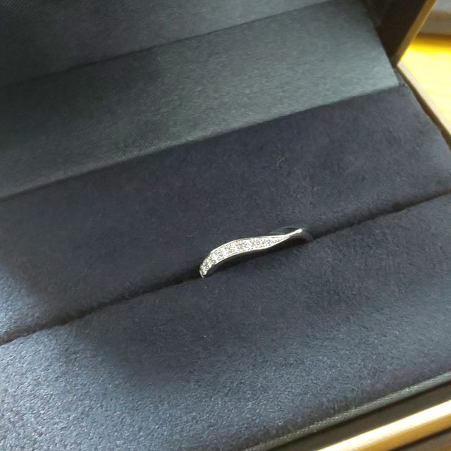 【ラザール ダイヤモンド(LAZARE DIAMOND)の口コミ】 ダイヤが少なすぎると物足りないし、多すぎてもずっとつけるには気が引け…