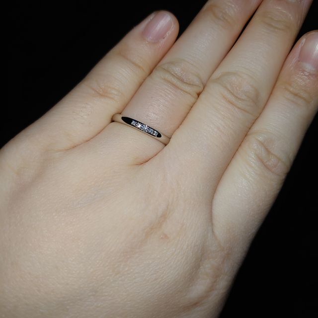 【ラザール ダイヤモンド(LAZARE DIAMOND)の口コミ】 ダイヤモンドが5石ついた指輪です。
派手すぎず、シンプルすぎず、飽きの…