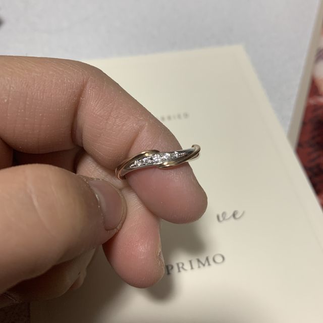 【アイプリモ(I-PRIMO)の口コミ】 シンプルな指輪の上にツタが這ったようなデザインです。基本の素材はプラ…