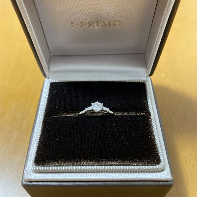 【アイプリモ(I-PRIMO)の口コミ】 メインのダイヤだけでなく周囲のダイヤも光を浴びて、とてもキラキラと輝…