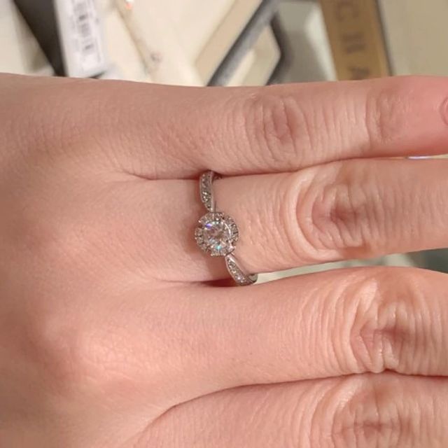 【CHARMY(チャーミー)の口コミ】 華やかなデザインのリングで値段は相応のものでした。中央のダイヤモンド…