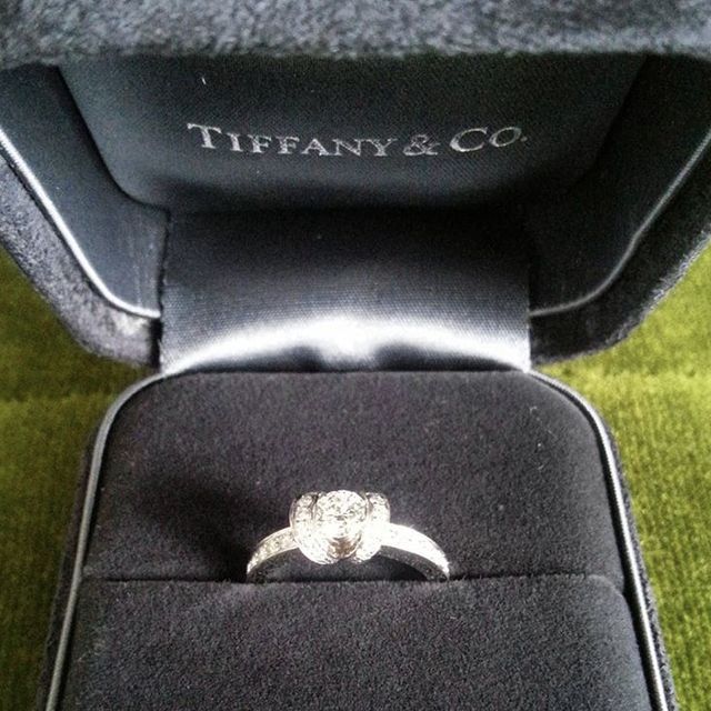 【ティファニー(Tiffany & Co.)の口コミ】 ティファニーのリボンリングです。上から見るとリボンに見えるデザインで…
