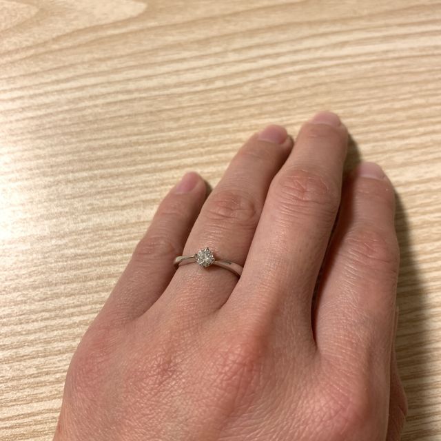 【アイプリモ(I-PRIMO)の口コミ】 リングが中心に向かって細くなっているデザインが華奢で可愛らしいです。…