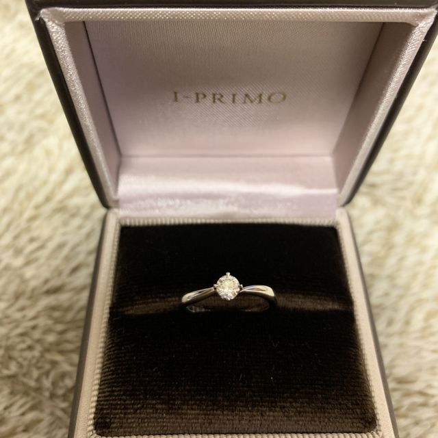 【アイプリモ(I-PRIMO)の口コミ】 リングが中心に向かって細くなっているデザインが華奢で可愛らしいです。…