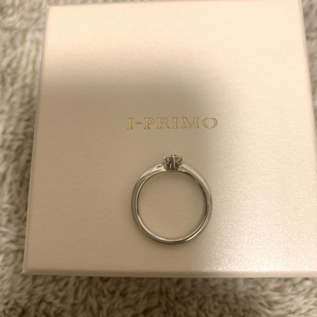 【アイプリモ(I-PRIMO)の口コミ】 リングが中心に向かって細くなっているデザインが華奢で可愛らしいです。…