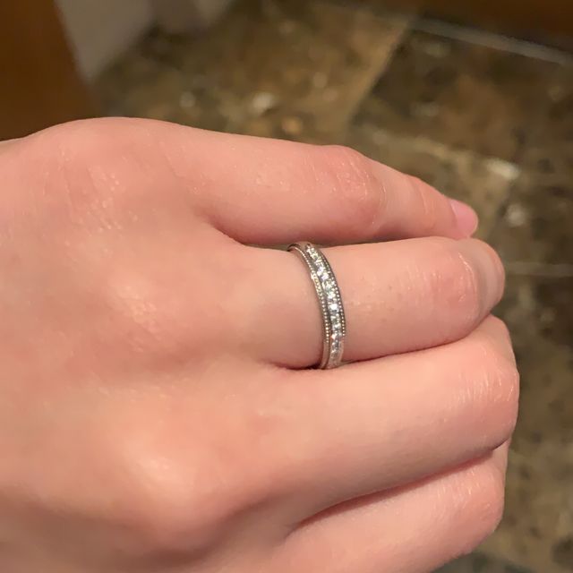 【アイプリモ(I-PRIMO)の口コミ】 デザインは細めですが、存在感が抜群です。
ダイヤを見せることも隠すこと…