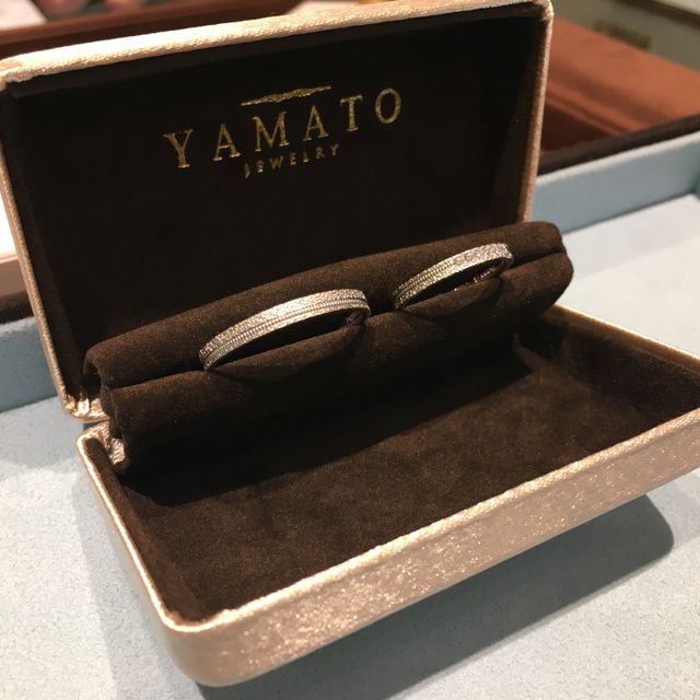 【PILOT BRIDAL(パイロットブライダル)の口コミ】 Graceは、模様をリングに押し当てて作る特殊加工で、他にはない希少なデザ…