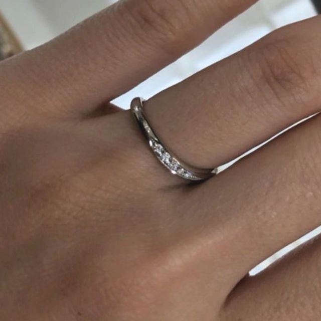 【ケイウノ ブライダル(K.UNO BRIDAL)の口コミ】 ストレートタイプやウェーブタイプの比較的シンプルなデザインのリングを…